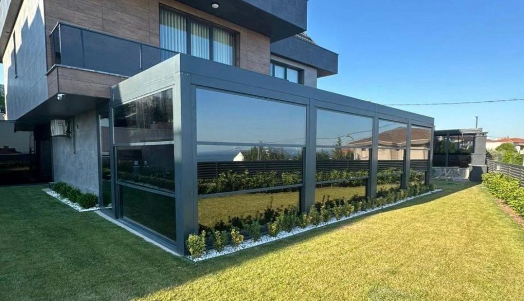 Cam balkon dekorasyonunda hangi renkler trend?