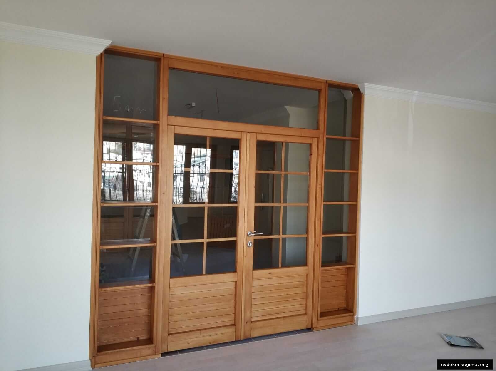 Farklı renk ve desenlerde ahşap iç kapı modelleri, modern ve klasik stil seçenekleri
