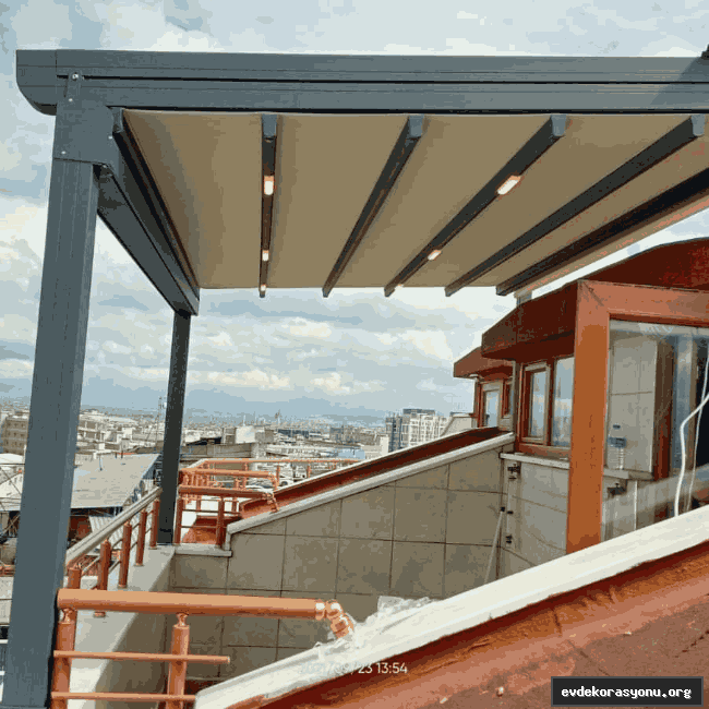 Cam sistemli modern balkon kapatma örneği, geniş ve aydınlık bir balkon alanı