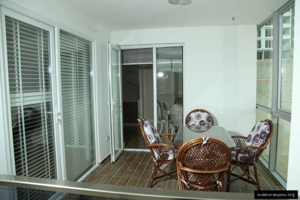 Cam sistemli modern balkon kapatma örneği, geniş ve aydınlık bir balkon alanı