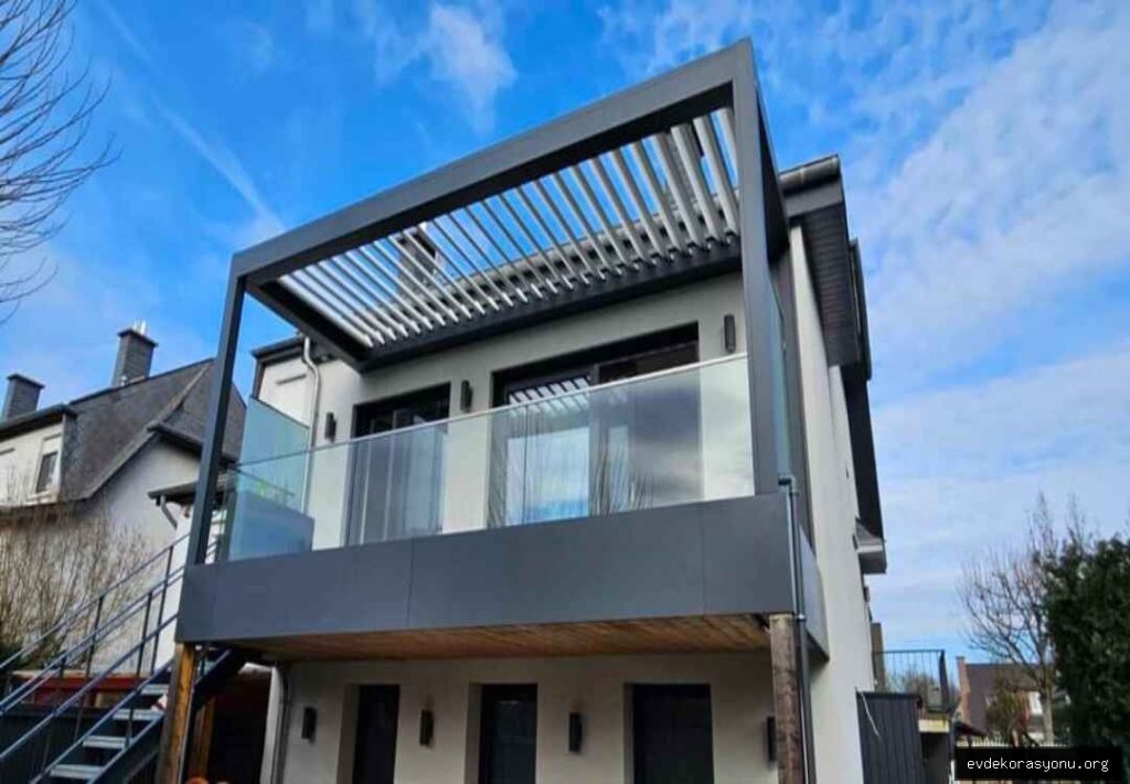 Cam sistemli modern balkon kapatma örneği, geniş ve aydınlık bir balkon alanı