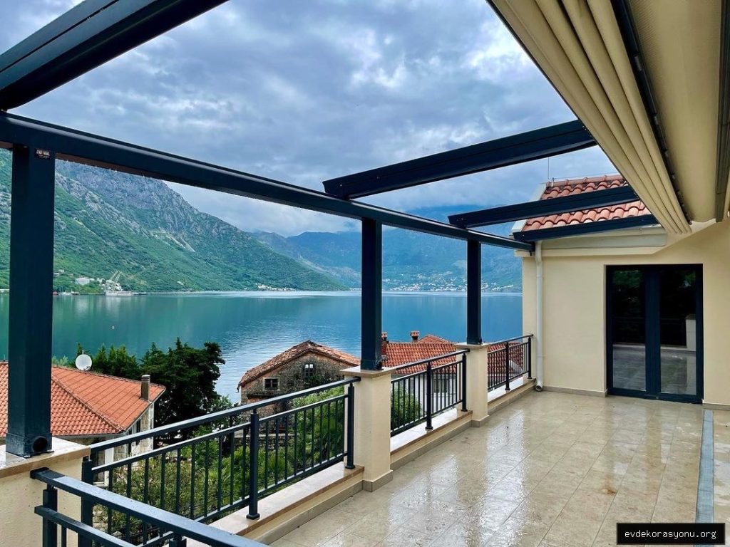 Cam sistemli modern balkon kapatma örneği, geniş ve aydınlık bir balkon alanı