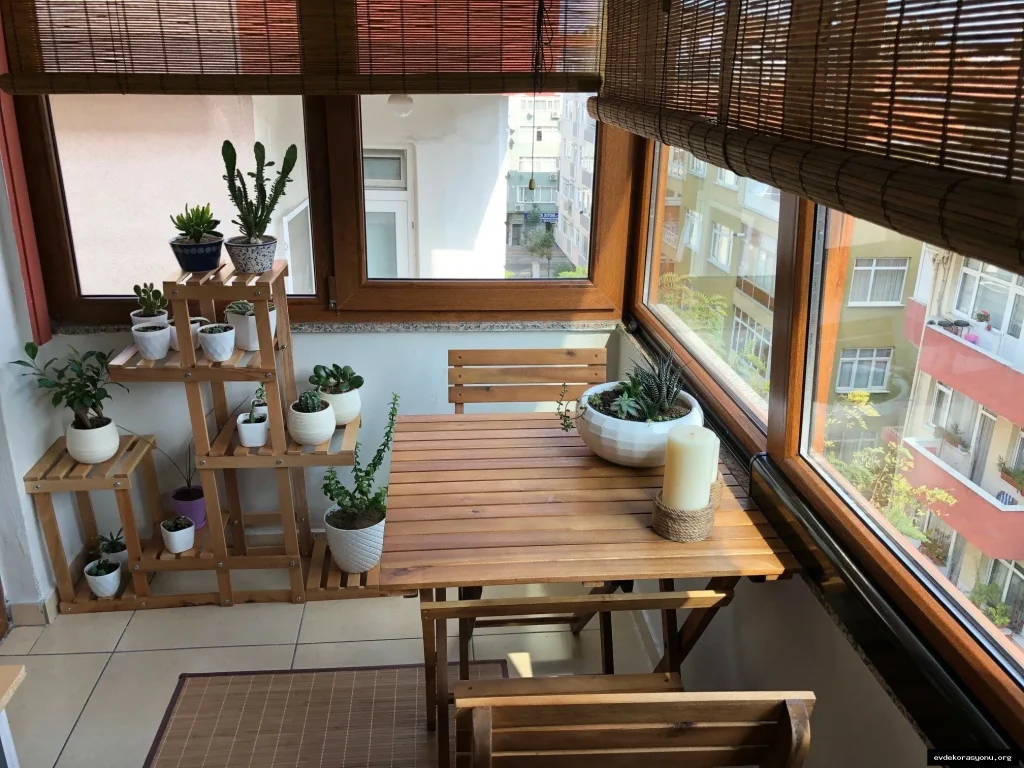 Cam sistemli modern balkon kapatma örneği, geniş ve aydınlık bir balkon alanı