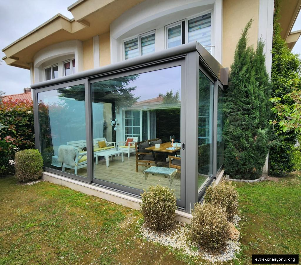 Cam sistemli modern balkon kapatma örneği, geniş ve aydınlık bir balkon alanı