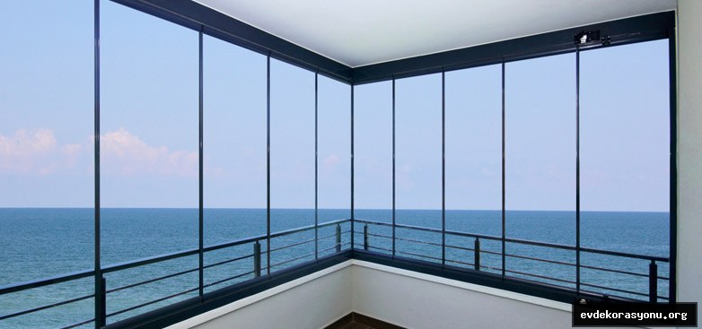 Cam sistemli modern balkon kapatma örneği, geniş ve aydınlık bir balkon alanı