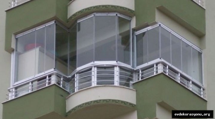 Cam sistemli modern balkon kapatma örneği, geniş ve aydınlık bir balkon alanı