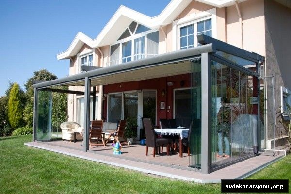 Cam sistemli modern balkon kapatma örneği, geniş ve aydınlık bir balkon alanı