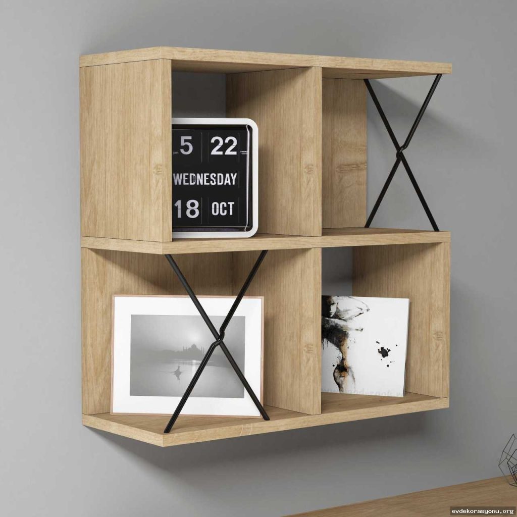 Ahşap ve metal malzemeden yapılmış modern duvar rafı modelleri, minimalist bir oturma odasında sergileniyor