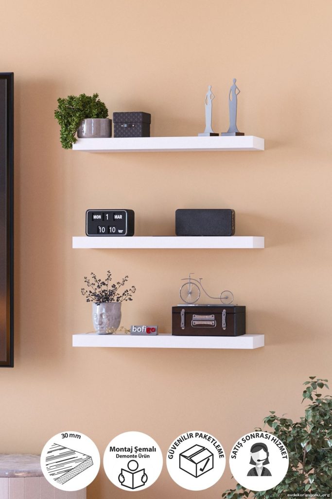 Ahşap ve metal malzemeden yapılmış modern duvar rafı modelleri, minimalist bir oturma odasında sergileniyor