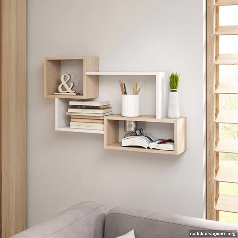 Ahşap ve metal malzemeden yapılmış modern duvar rafı modelleri, minimalist bir oturma odasında sergileniyor