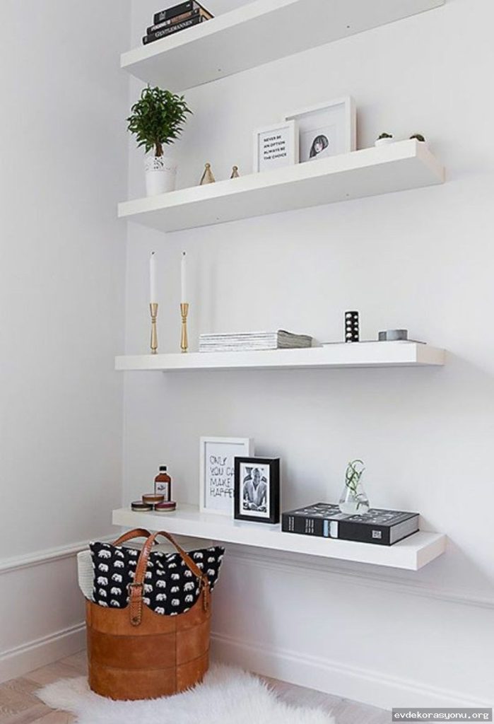 Ahşap ve metal malzemeden yapılmış modern duvar rafı modelleri, minimalist bir oturma odasında sergileniyor