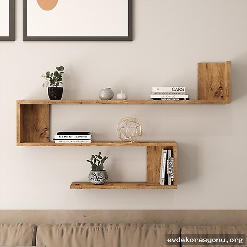 Ahşap ve metal malzemeden yapılmış modern duvar rafı modelleri, minimalist bir oturma odasında sergileniyor
