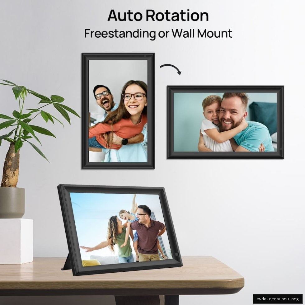 Modern oturma odasında duvara asılı şık dijital fotoğraf çerçevesi, canlı renkli aile fotoğrafı görüntülüyor