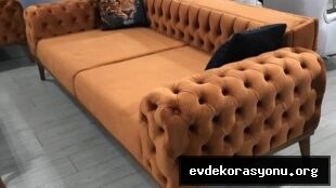Profesyonel usta tarafından döşenen modern gri kumaşlı koltuk, koltuk döşeme işlemi detayı