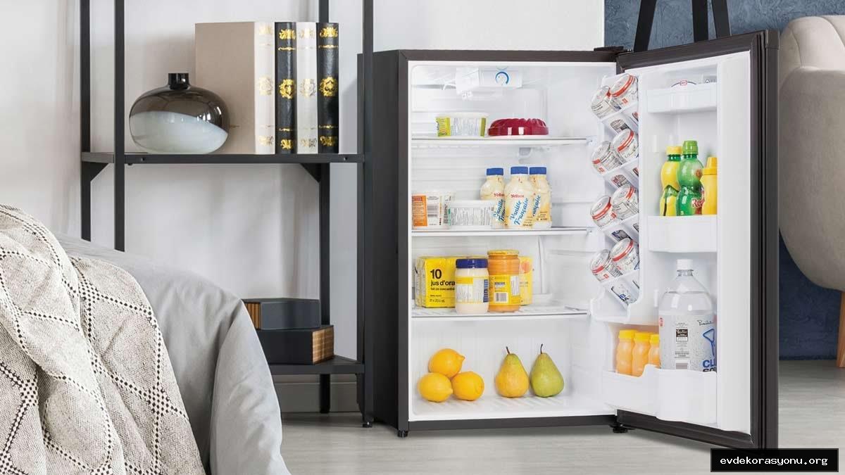 Beyaz mini buzdolabı, küçük mutfak veya ofis kullanımı için kompakt ve enerji tasarruflu model