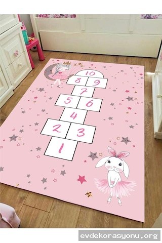 Renkli seksek oyun halısı üzerinde zıplayan çocuk, kapalı alan oyun matı