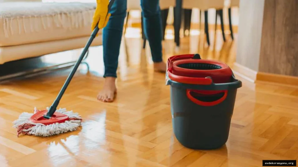 Parke temizleme yanlış yapıldığında yüzeyi kalıcı olarak tahrip edebilir. Doğru ürün ve yöntemlerle parkeni yıllarca canlı ve sağlıklı tut. Parke Temizleme görseli