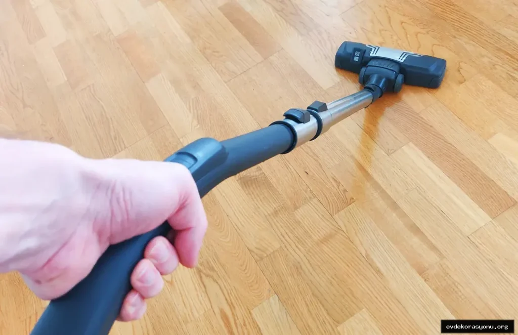 Parke temizleme yanlış yapıldığında yüzeyi kalıcı olarak tahrip edebilir. Doğru ürün ve yöntemlerle parkeni yıllarca canlı ve sağlıklı tut. Parke Temizleme görseli